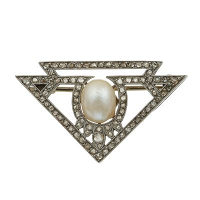 Spilla con perla e piccoli diamanti, montatura in platino con ago in oro bianco 750/1000