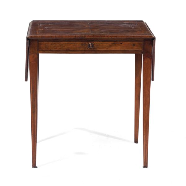 Tavolino ad alette Luigi XVI lastronato e filettato. XVIII-XIX secolo