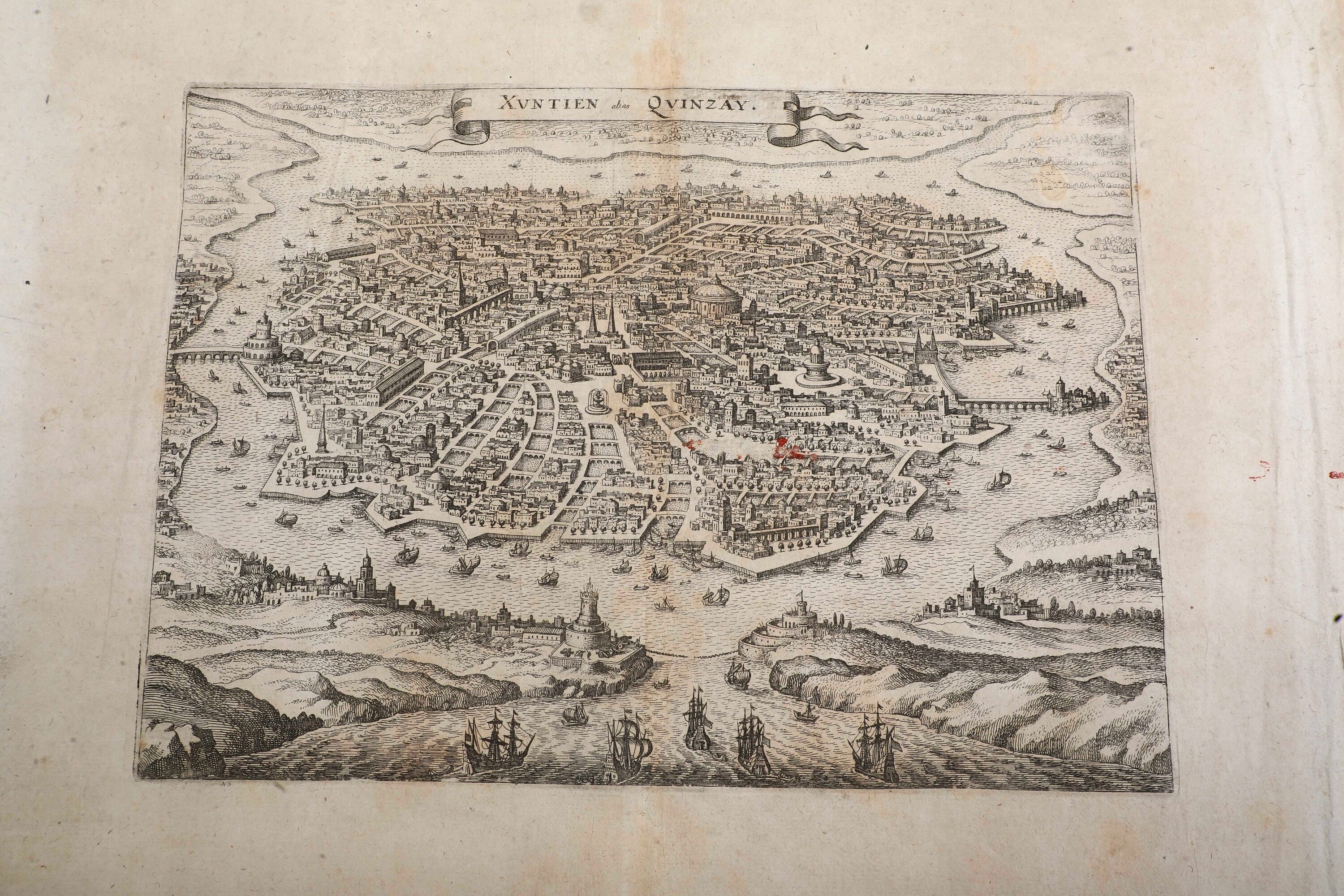 Carte geografiche di epoche differenti e pagina di cinquecentina con veduta di città