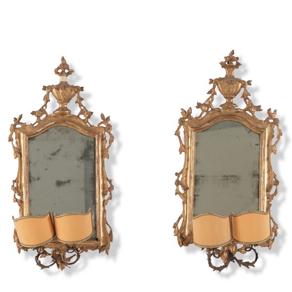 Coppia di ventoline in legno dorato. XVIII secolo