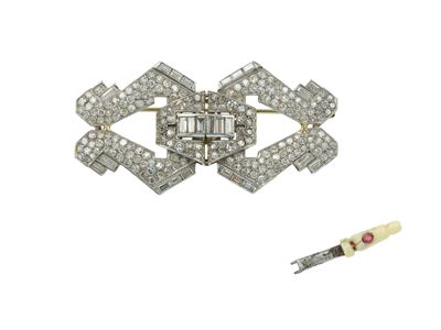 Spilla trasformabile in orecchini, montatura in platino e oro bianco 750/1000 con diamanti di vec...