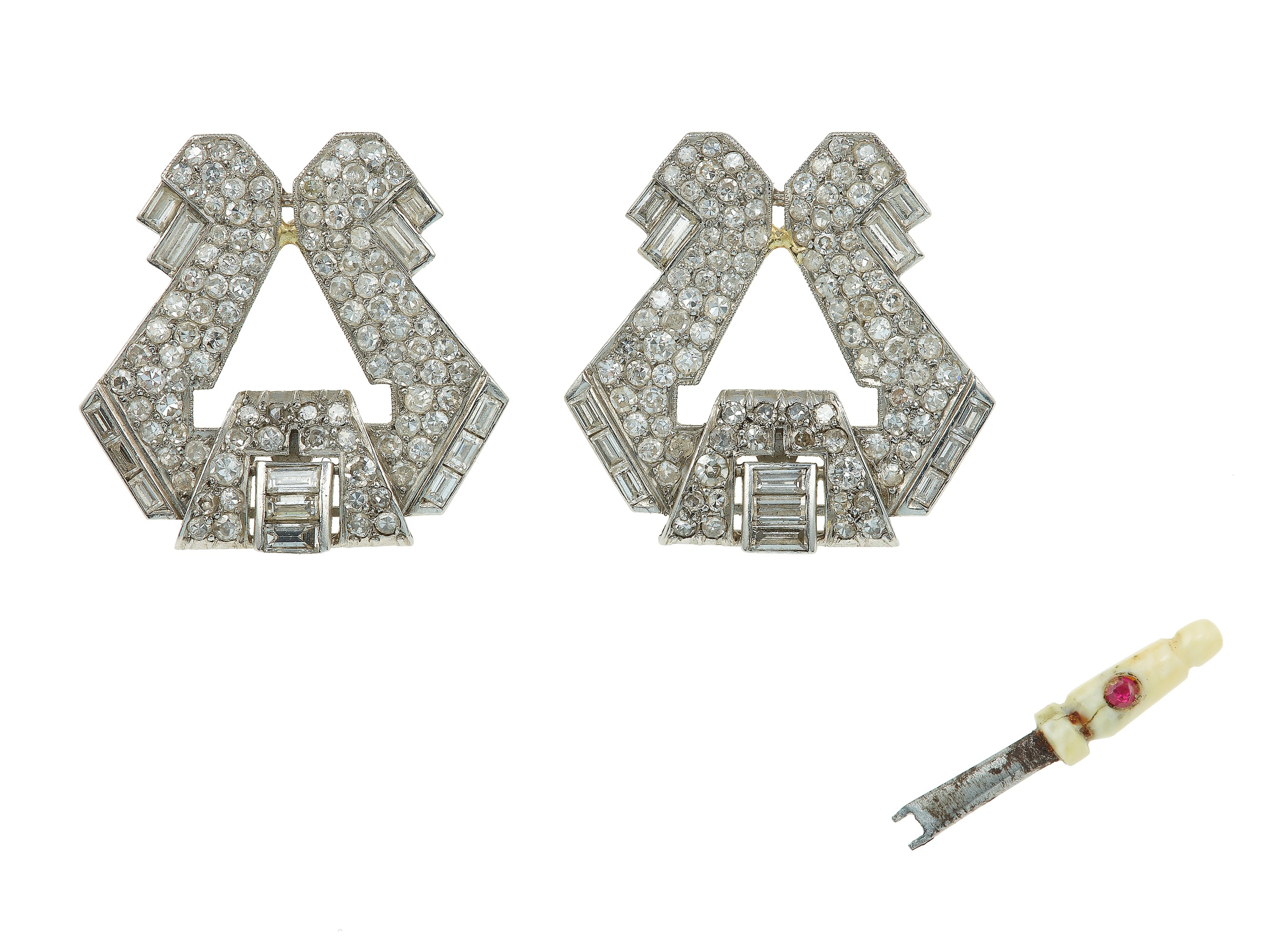 Spilla trasformabile in orecchini, montatura in platino e oro bianco 750/1000 con diamanti di vec...