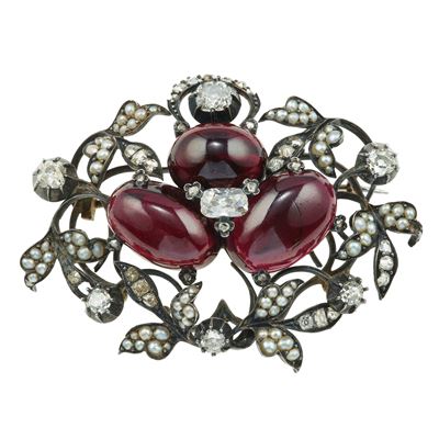 Spilla/pendente, granati, diamanti di vecchio taglio e piccole perle, montatura in argento e oro ...