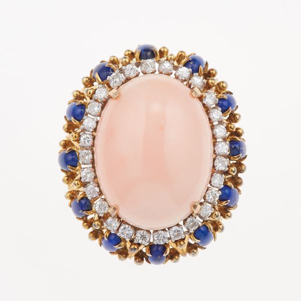 Anello con corallo rosa, diamanti e lapislazzuli