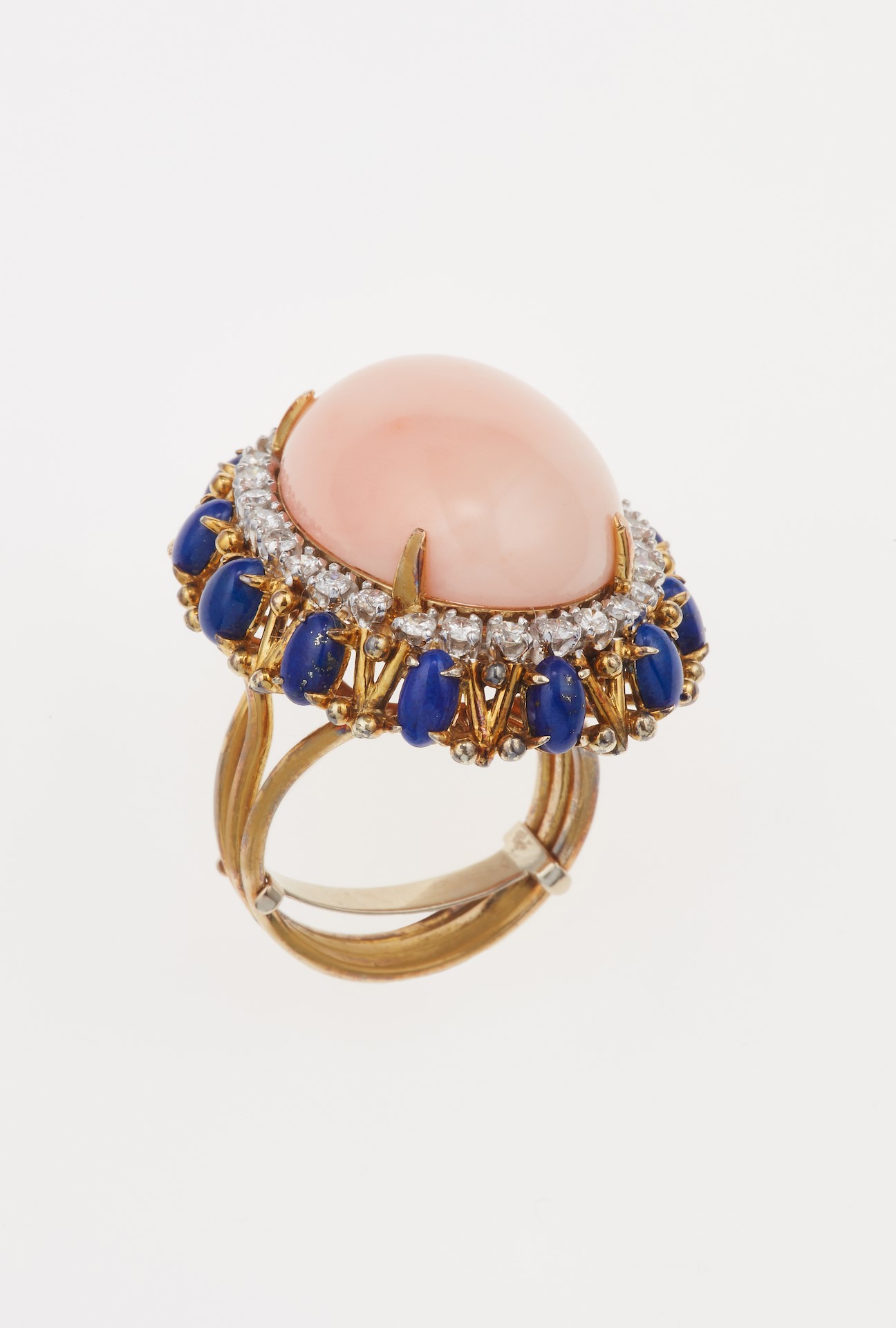 Anello in oro 750/1000 con corallo rosa, diamanti e lapislazzuli