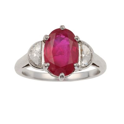 Anello in platino con rubino Burma (ct 1,96) e due diamanti taglio mezzaluna