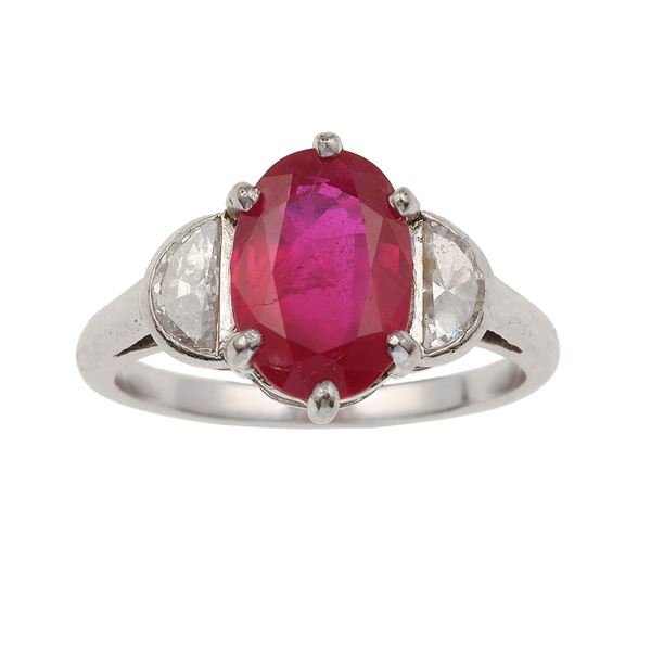 Anello con rubino Burma di ct 1.96 e due diamanti taglio mezzaluna