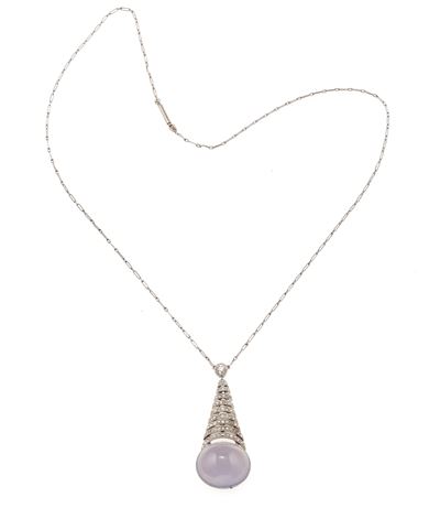 Fabergé, Pendente con calcedonio e diamanti in montatura in platino