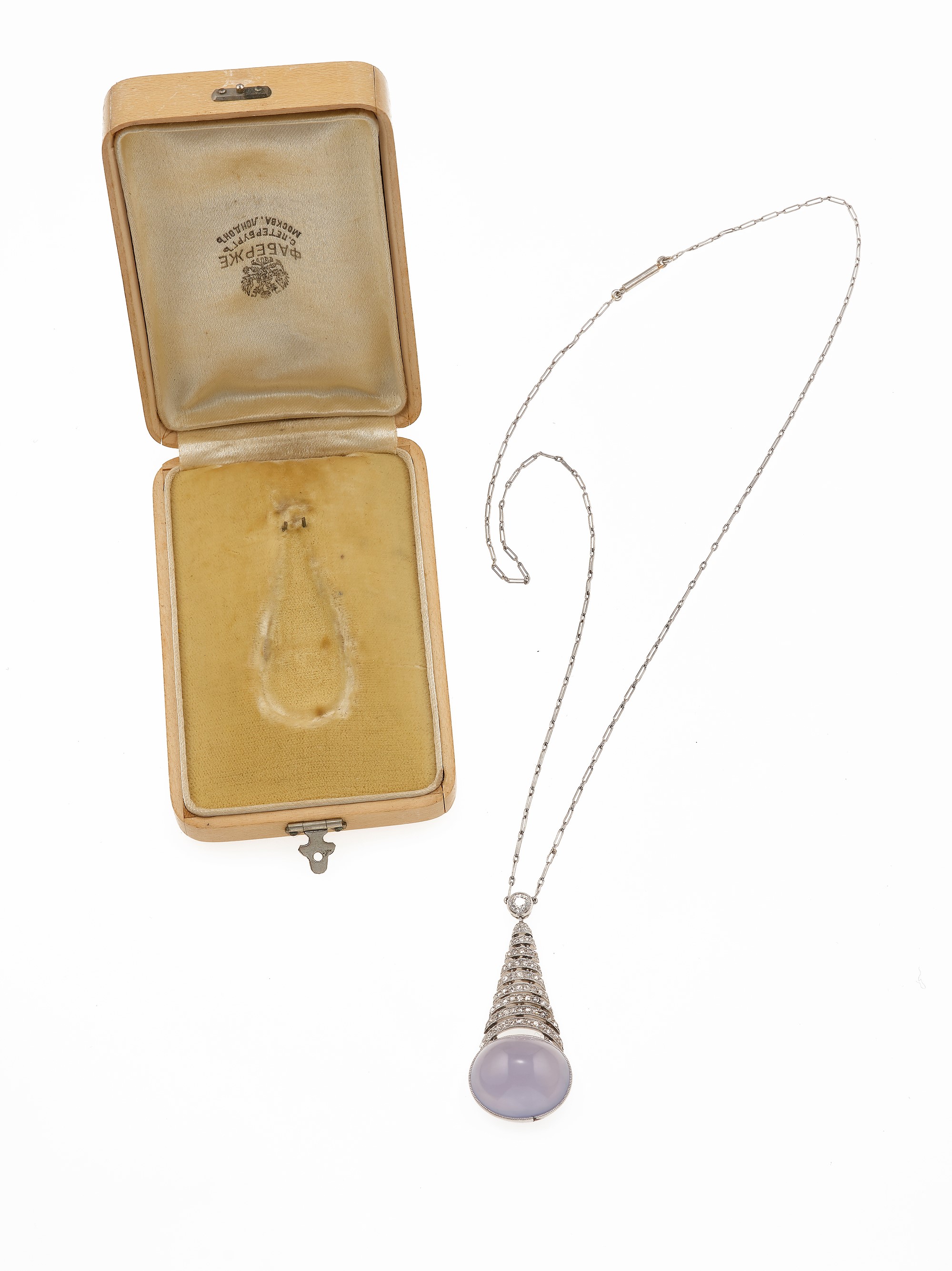 Fabergé, Pendente con calcedonio e diamanti in montatura in platino