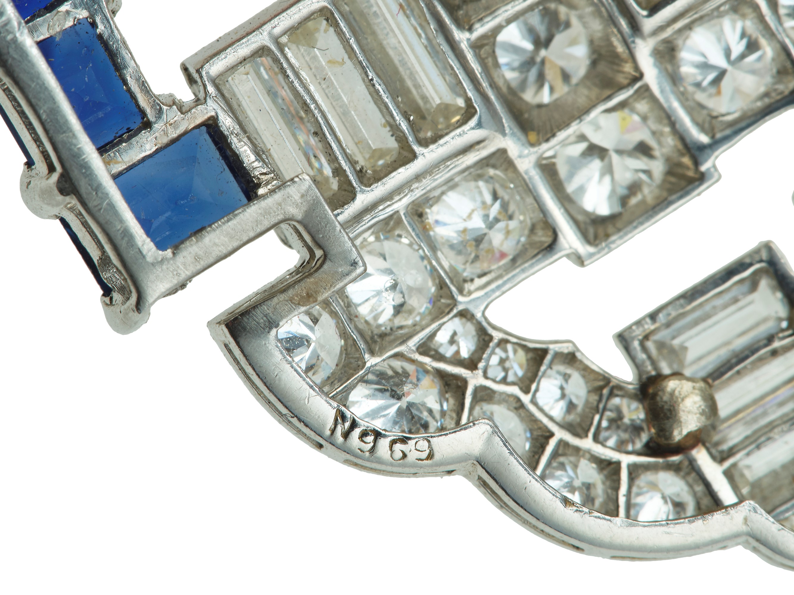 J.E. Caldwell & Co., Spilla in platino con diamanti, zaffiri e rubino