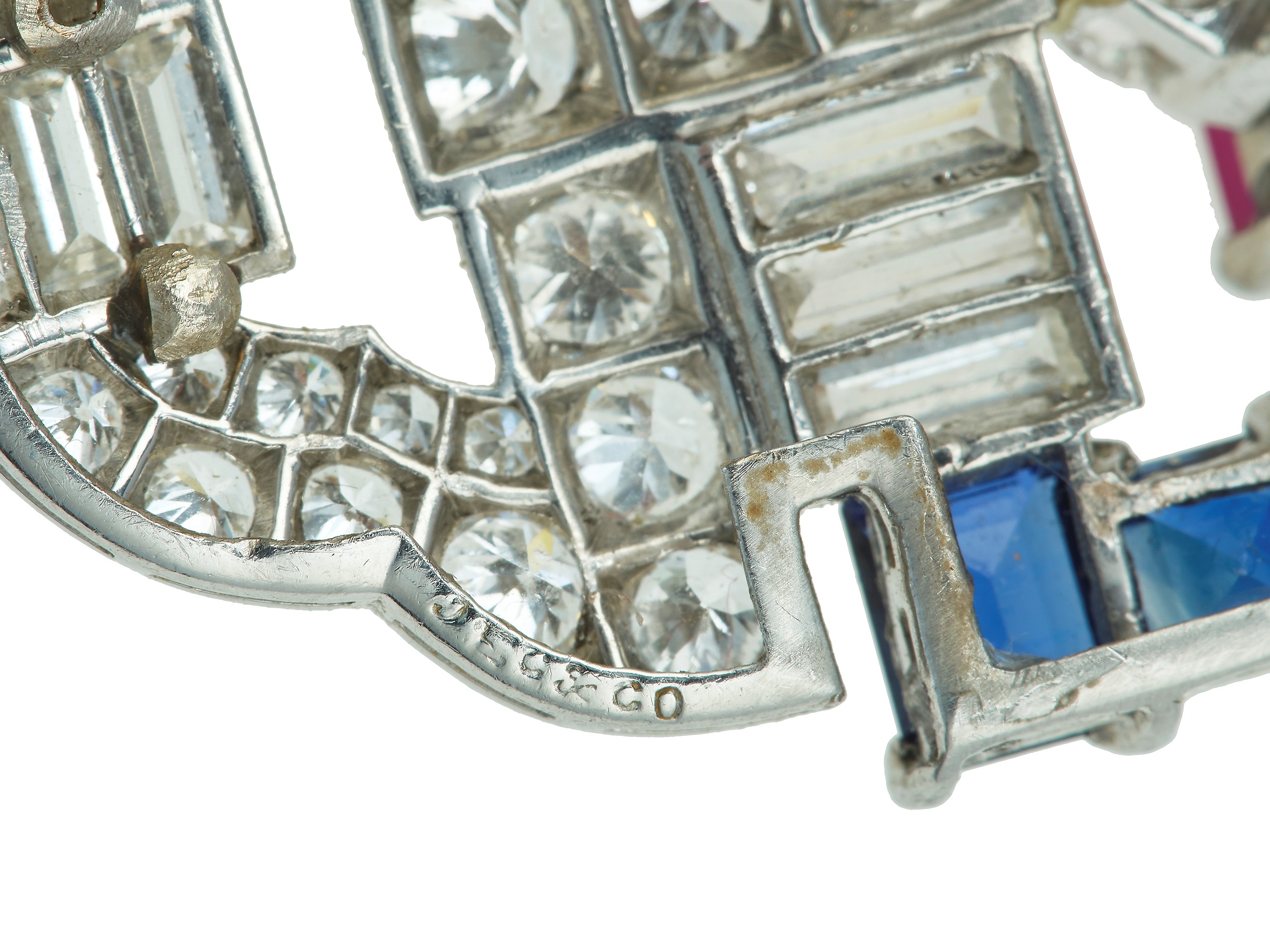 J.E. Caldwell & Co., Spilla in platino con diamanti, zaffiri e rubino
