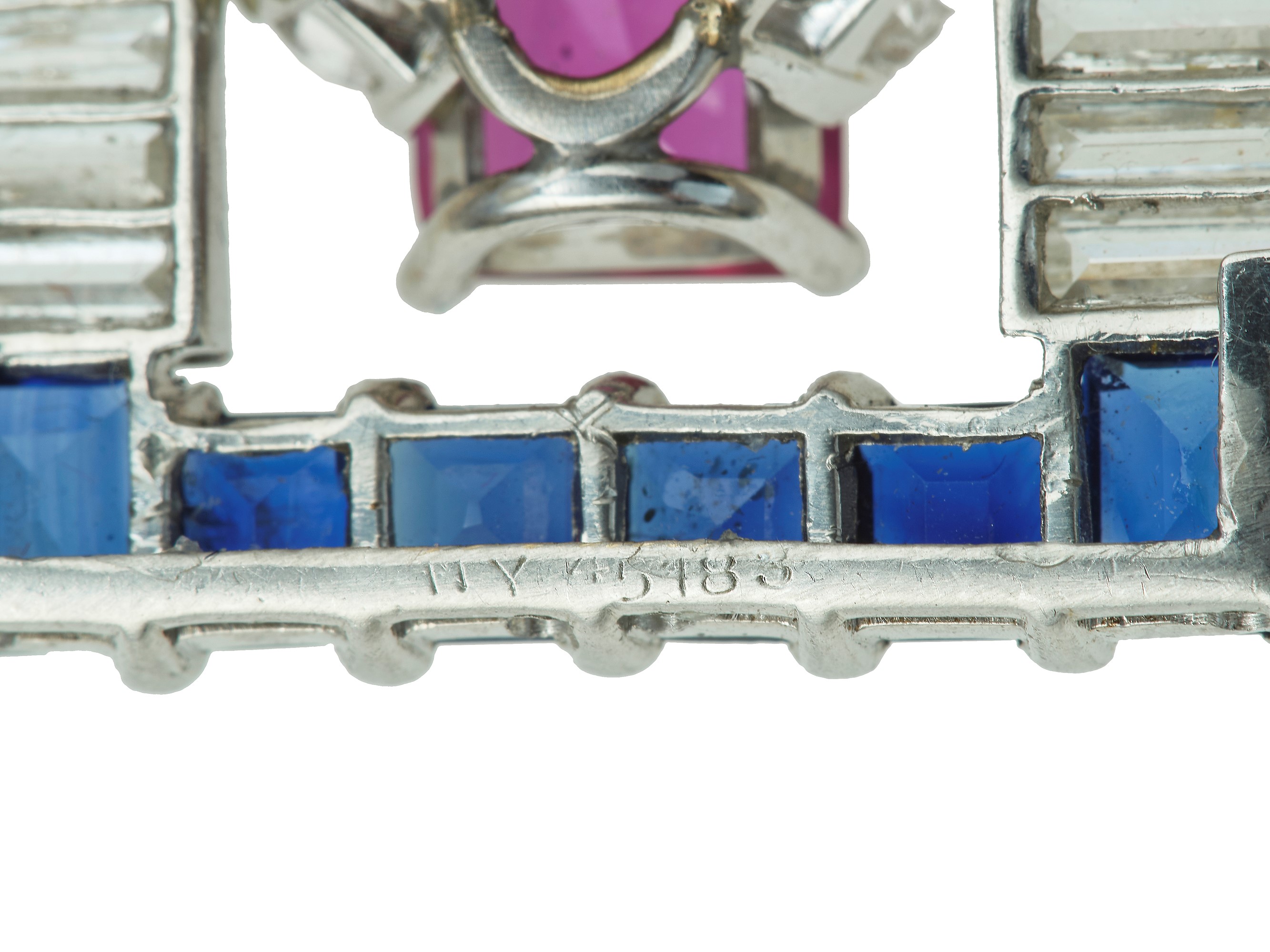 J.E. Caldwell & Co., Spilla in platino con diamanti, zaffiri e rubino