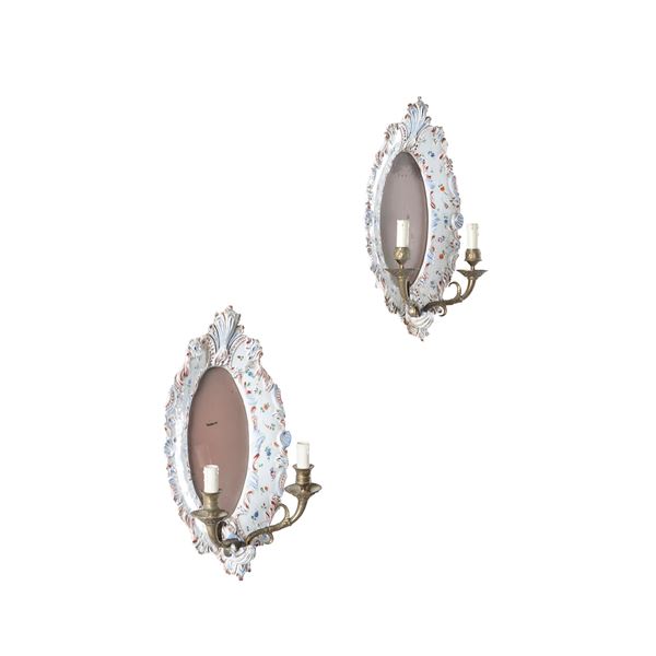Coppia di appliques in porcellana e bronzo dorato.