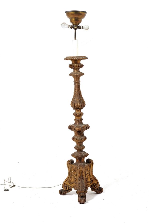 Lampada da terra in legno intagliato e dorato. XIX secolo