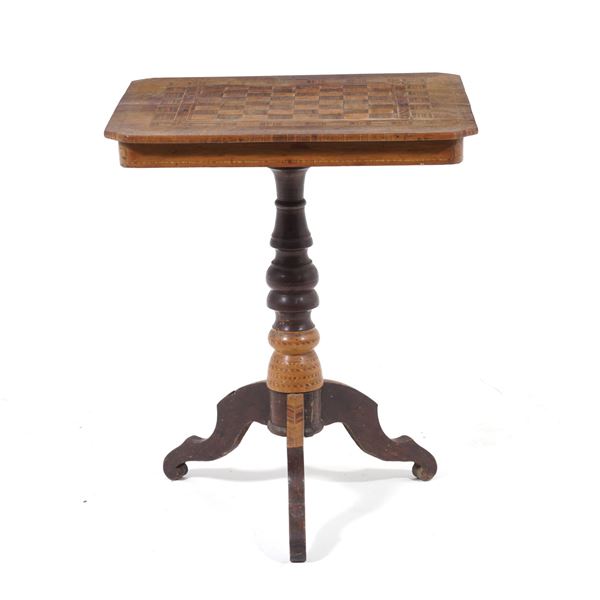 Tavolino da gioco lastronato ed intarsiato con scacchiera sul piano. XIX secolo