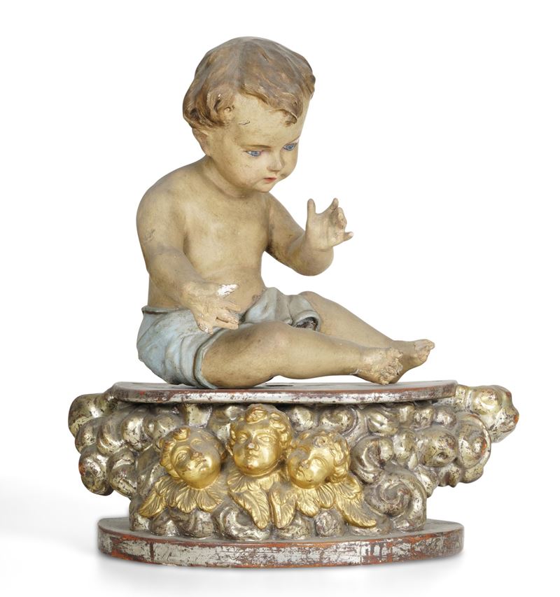 Gesù bambino intagliato in legno, su base lignea intagliata e dorata. XIX-XX secolo  - Asta Scultura - Cambi Casa d'Aste