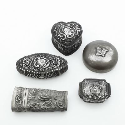 Lotto di scatole e oggetti vari, argento fuso e sagomato, gr 600