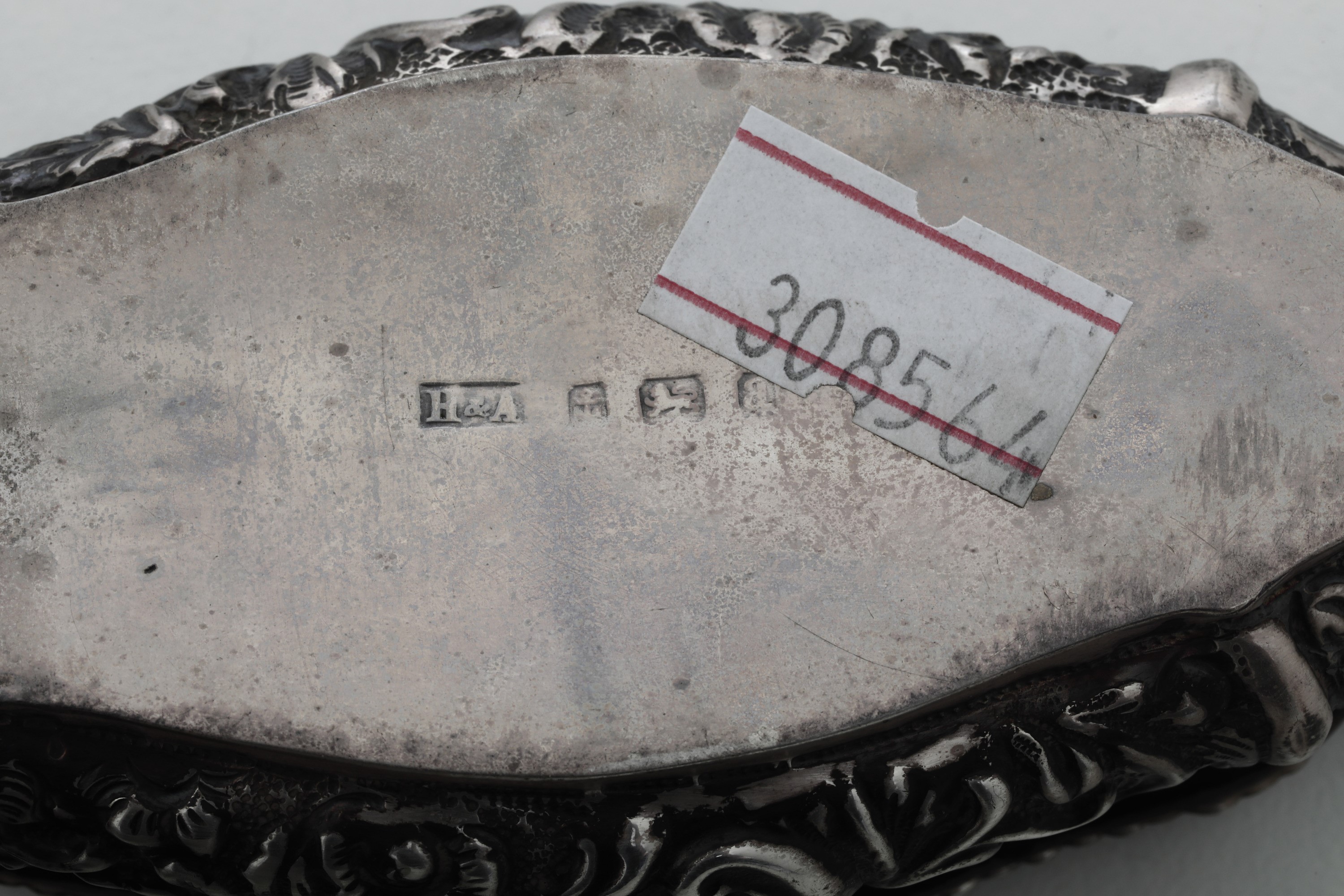 Lotto di scatole e oggetti vari, argento fuso e sagomato, gr 600