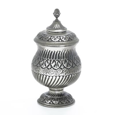 Argenteria italiana del XX secolo, Vaso con coperchio in argento fuso e sagomato