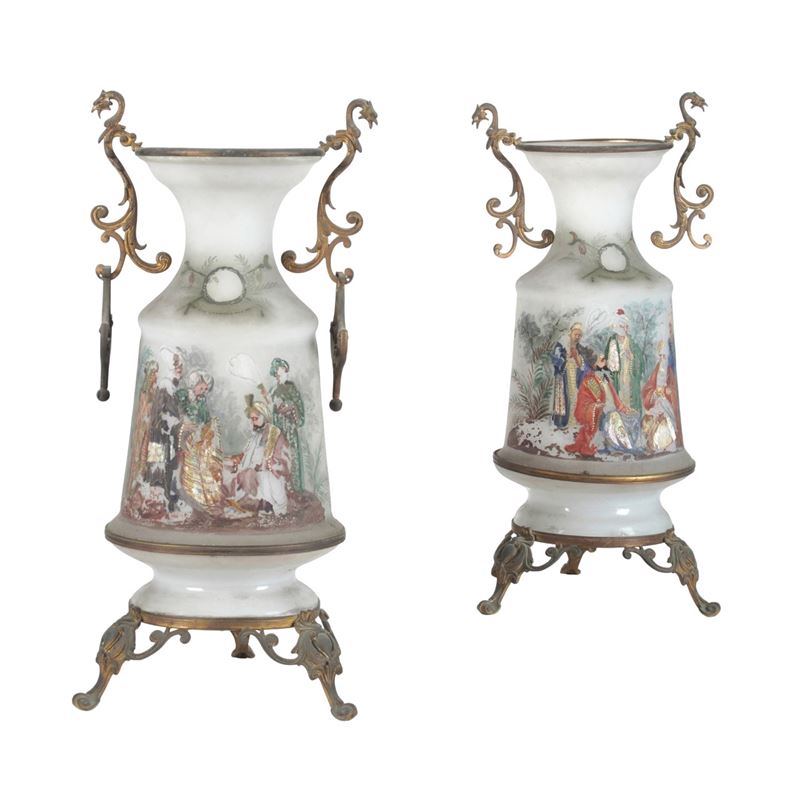 Coppia di vasi in vetro opalino. XIX-XX secolo  - Asta Antiquariato - Cambi Casa d'Aste