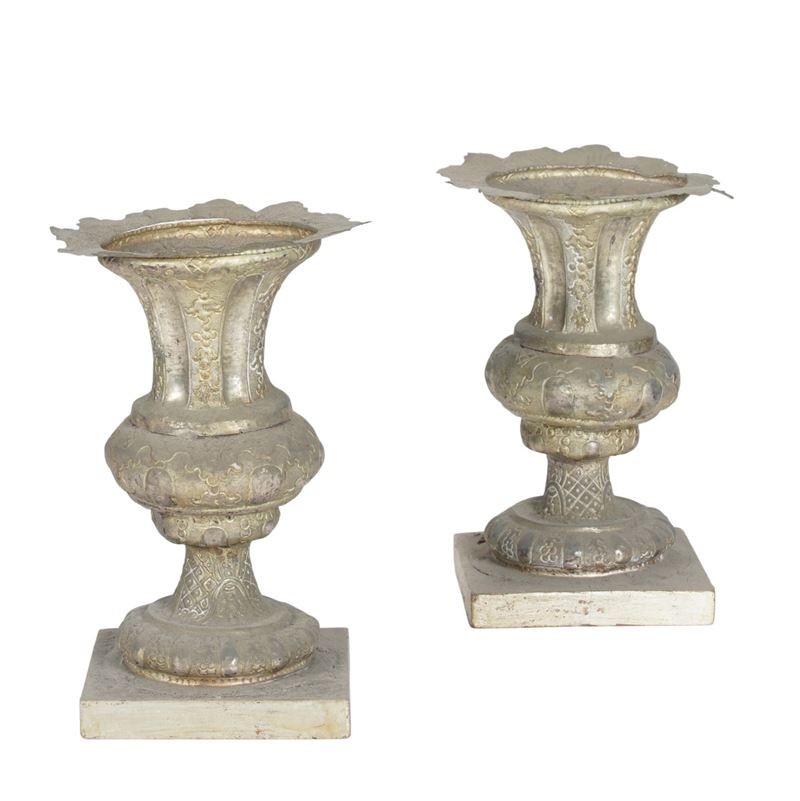 Coppia di vasi in metallo argentato. XIX secolo  - Asta Antiquariato - Cambi Casa d'Aste