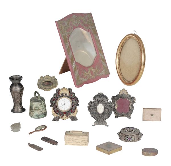 Collezione di curiosità in materiali vari. XIX-XX secolo