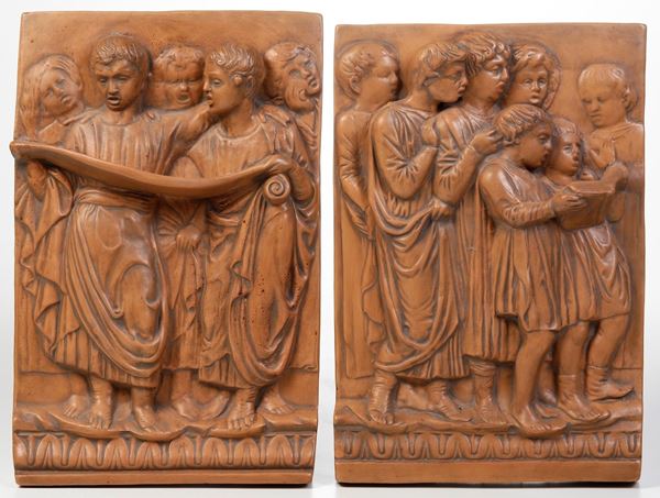 Coppia di formelle raffiguranti gruppo di coristi. Manifattura di Signa, prima metà del XX secolo. Da Luca della Robbia