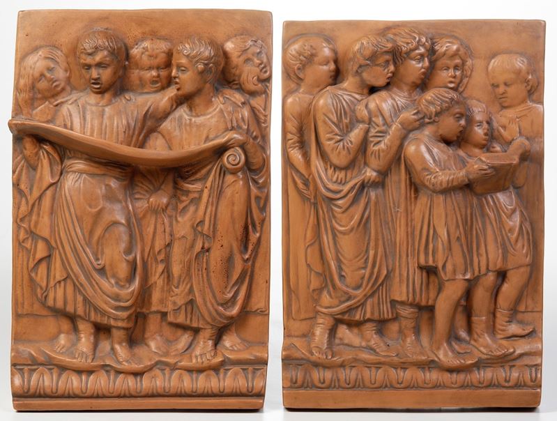 Coppia di formelle raffiguranti gruppo di coristi. Manifattura di Signa, prima metà del XX secolo. Da Luca della Robbia  - Asta Scultura - Cambi Casa d'Aste