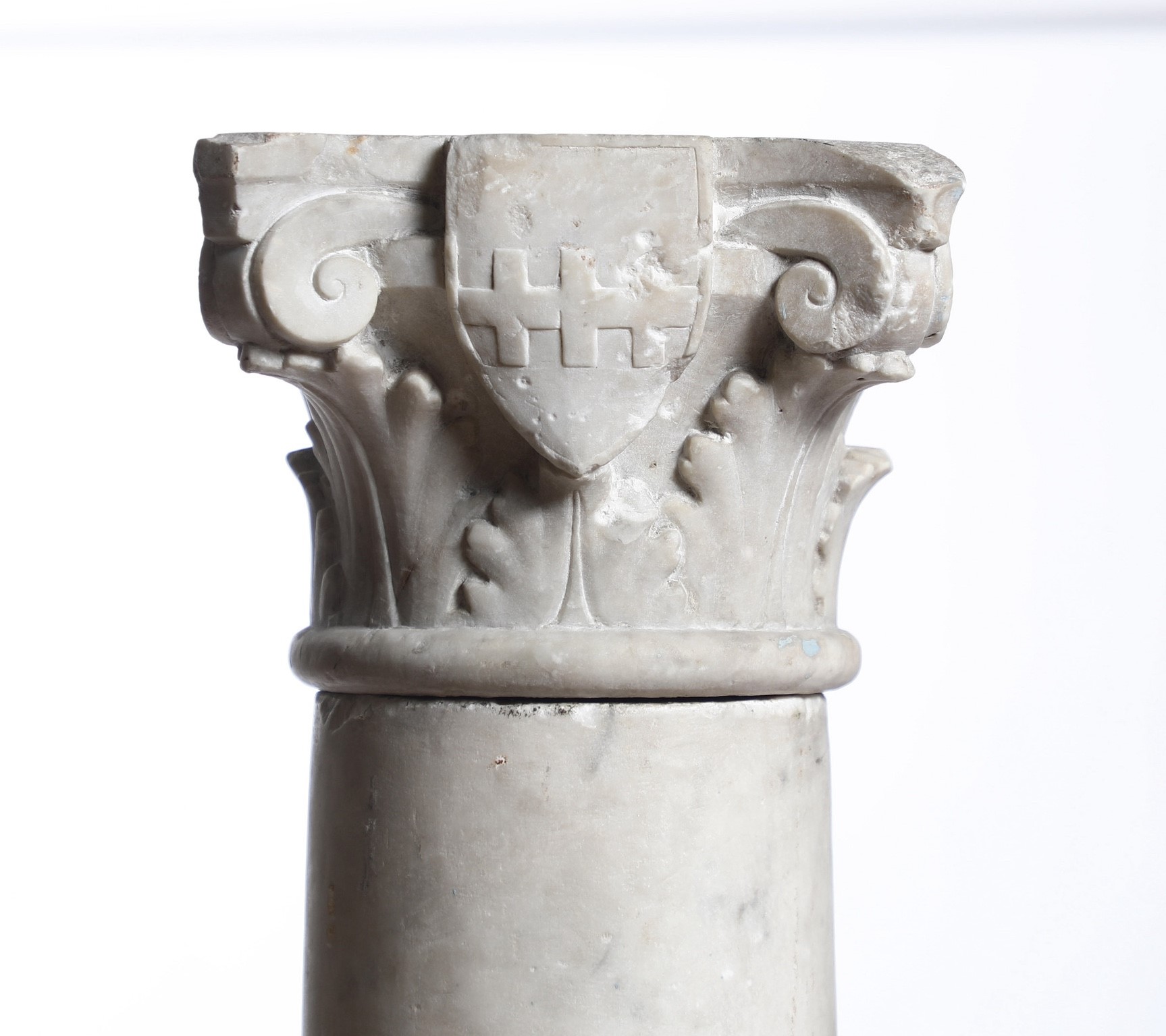 Colonna con Capitello Stemmato. Lapicida Rinascimentale, Italia o Francia, XV Secolo