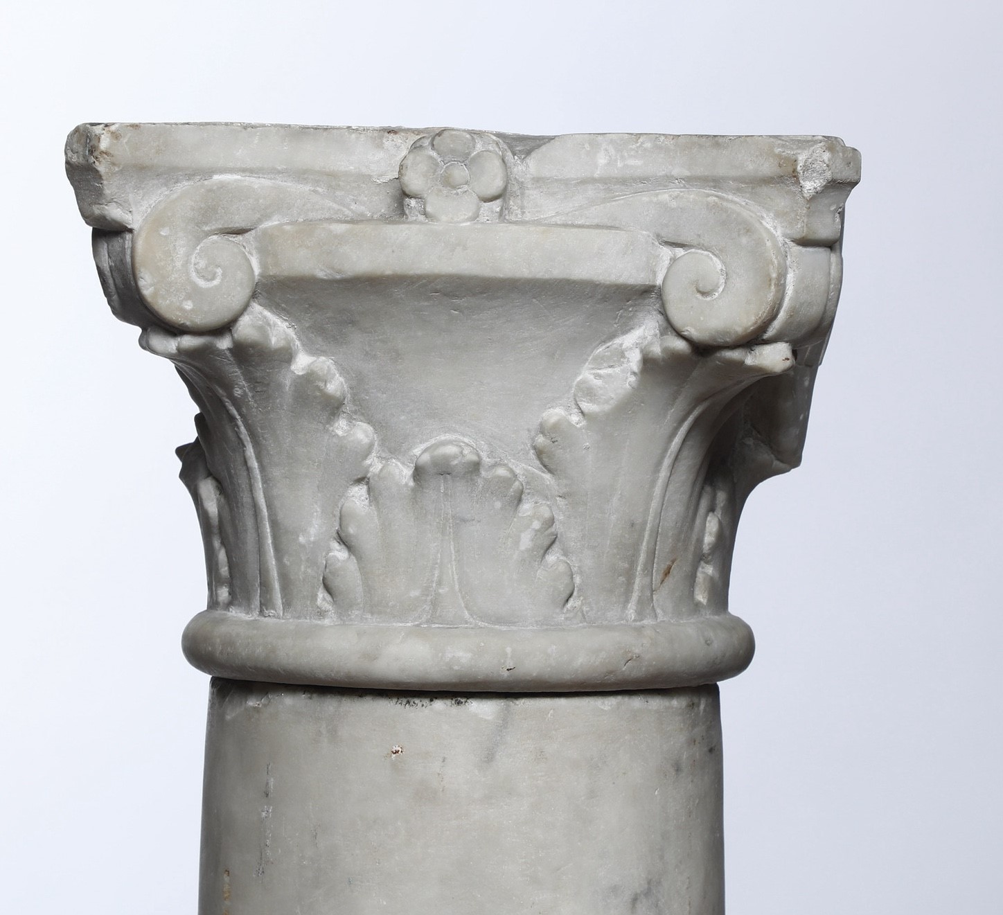 Colonna con Capitello Stemmato. Lapicida Rinascimentale, Italia o Francia, XV Secolo