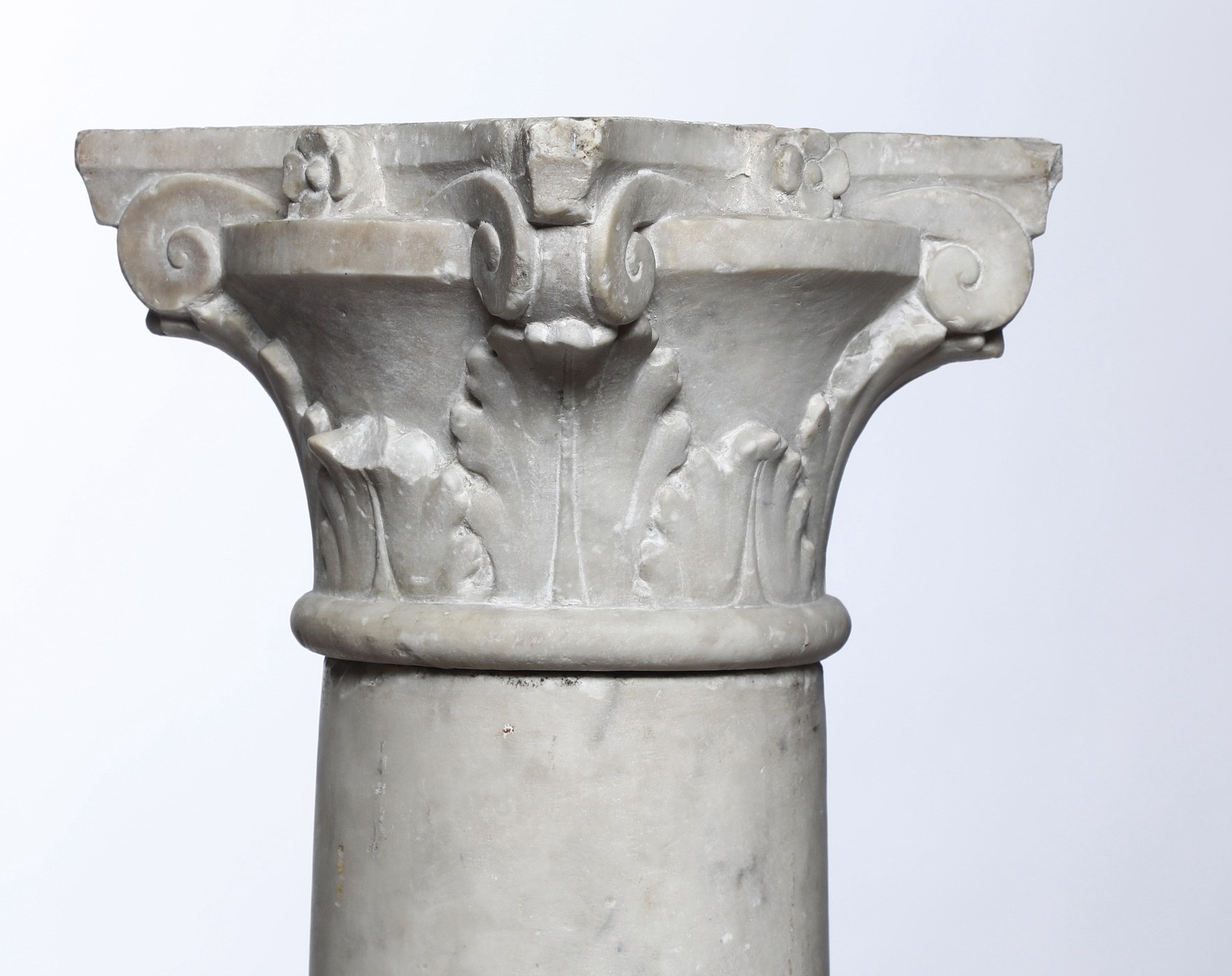 Colonna con Capitello Stemmato. Lapicida Rinascimentale, Italia o Francia, XV Secolo