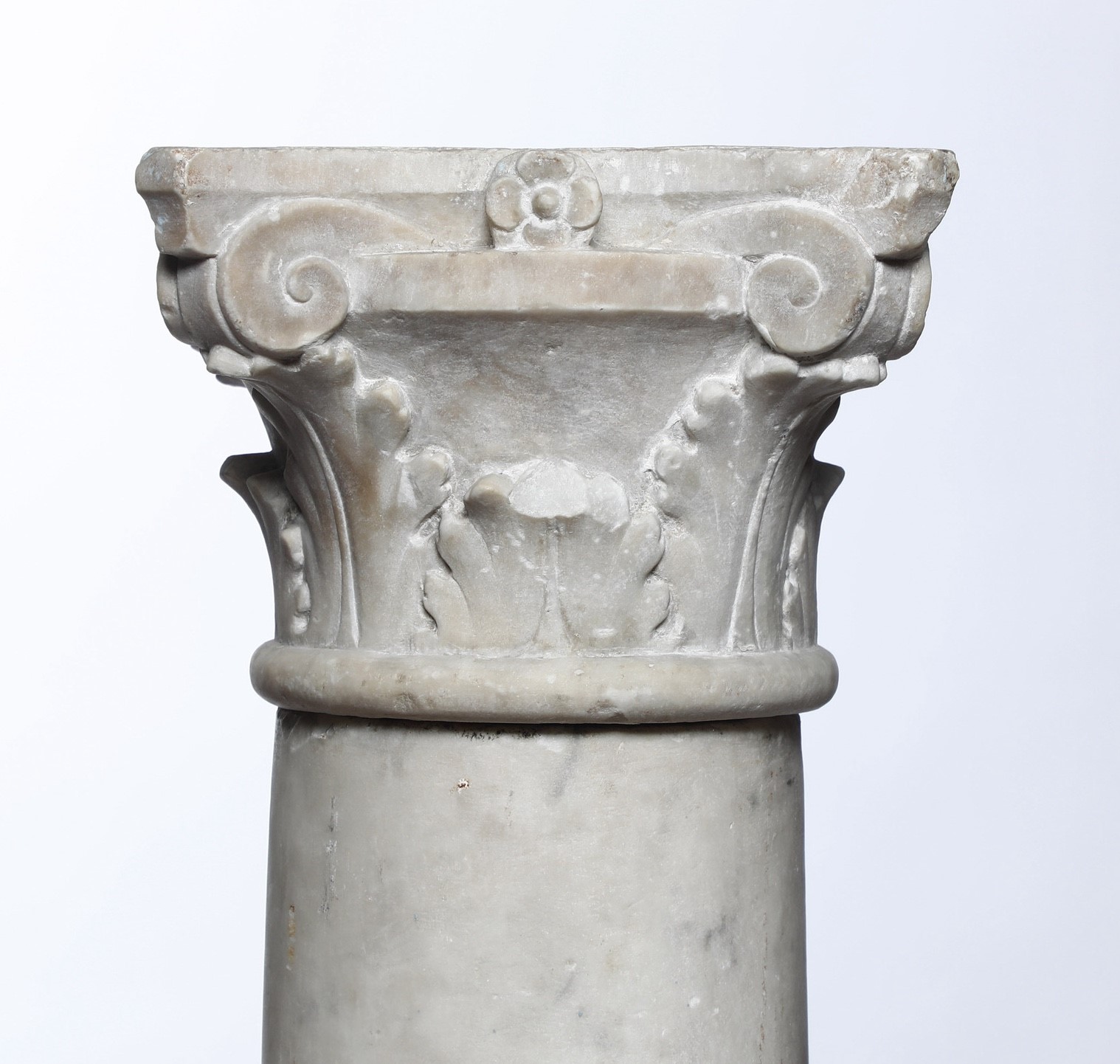 Colonna con Capitello Stemmato. Lapicida Rinascimentale, Italia o Francia, XV Secolo