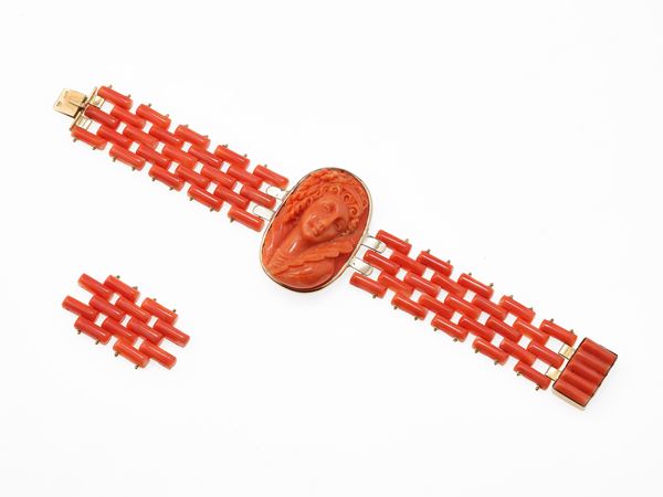 Bracciale con inserto centrale in corallo inciso