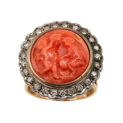 Anello con corallo intagliato e diamanti taglio huit-huit, oro giallo 585/1000 e argento