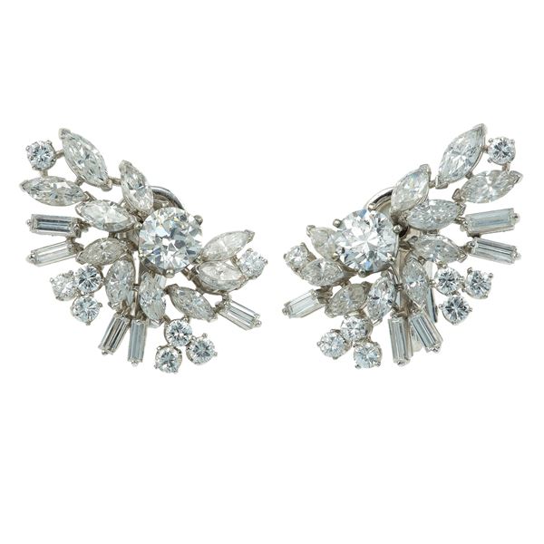 Orecchini con diamanti di vecchio taglio centrali e diamanti taglio navetta, baguette e brillante a contorno