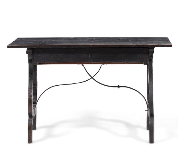 Tavolo fratino con gambe a lira in legno ebanizzato. XVIII-XIX secolo