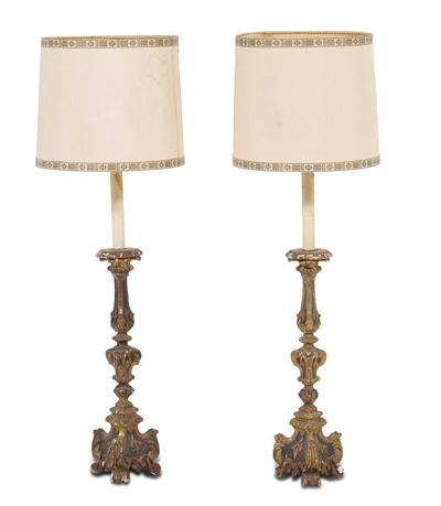 Coppia di Lampade da Terra in Legno Intagliato e Dipinto. XVIII Secolo