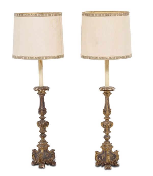Coppia di lampade da terra in legno intagliato e dipinto. XVIII secolo