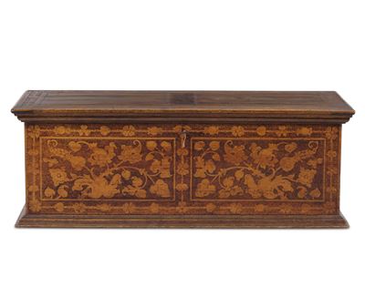 Cassapanca in Legno Intagliato ed Intarsiato. XVIII Secolo
