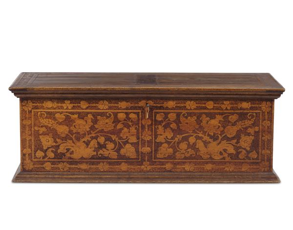 Cassapanca in legno intagliato ed intarsiato. XVIII secolo