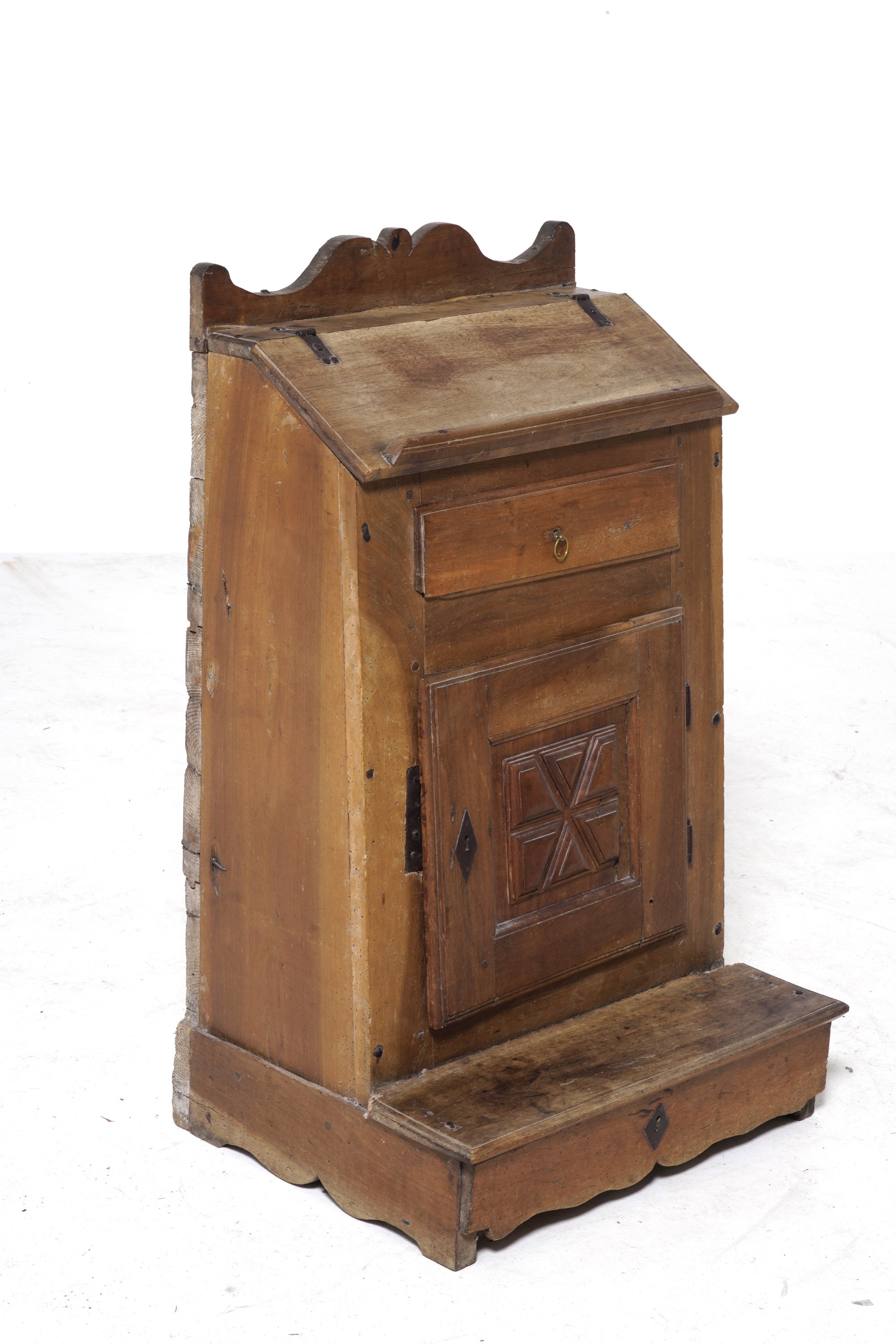 Due Antichi Inginocchiatoi Rustici in Legno