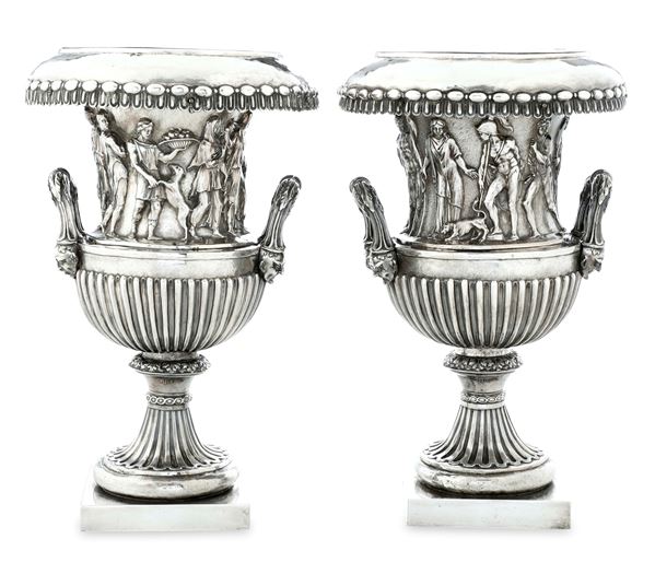 Importante coppia di vasi. Bottega all'insegna 'del Trofeo'. Maestro argentiere Andrea Fulici, documentato tra il 1720 e il 1743 (Attribuito a). Venezia, secondo quarto del XVIII secolo.