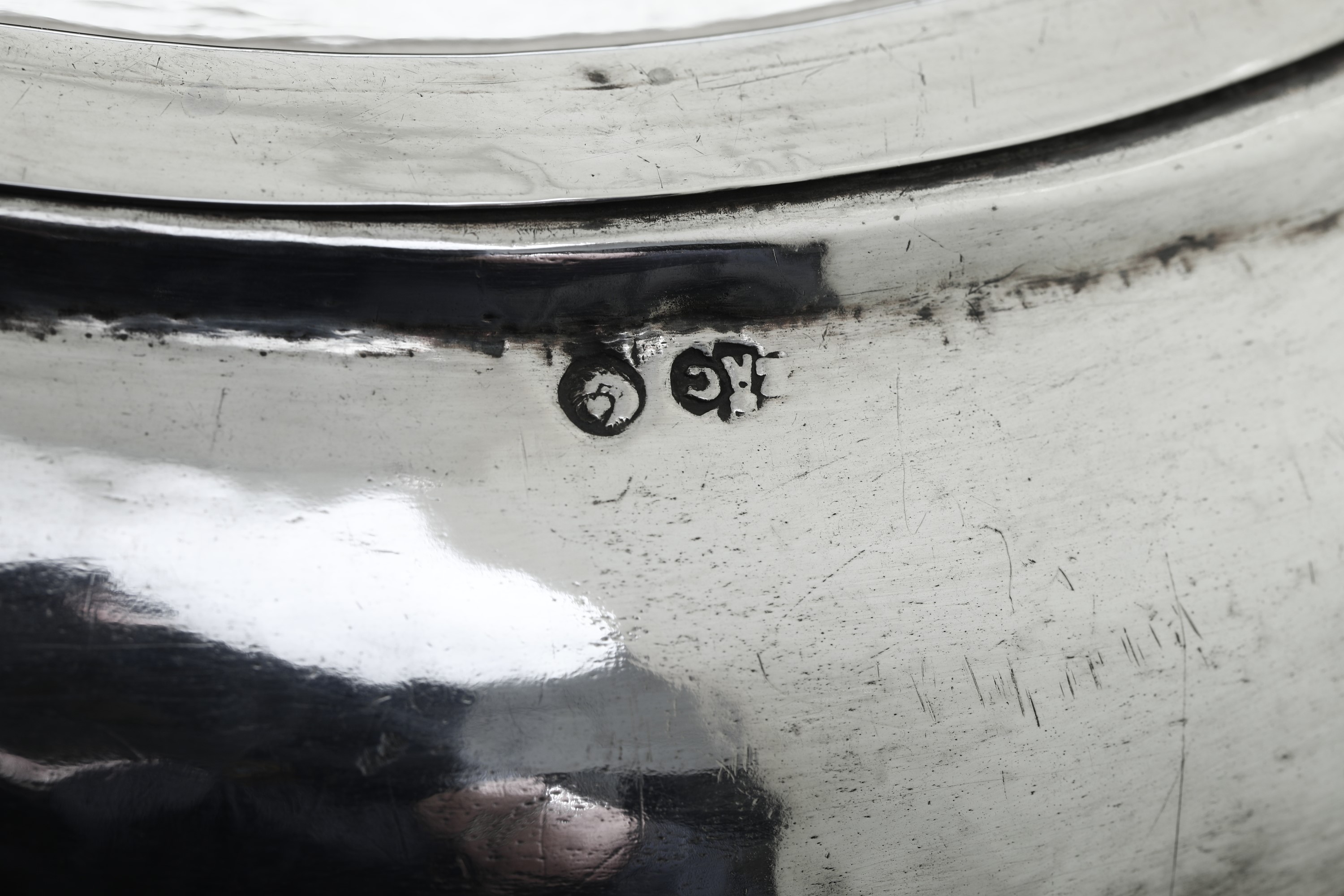 Andrea Fulici (attribuito), Coppia di vasi “a cratere” con decorazione allegorica, argento fuso, ...