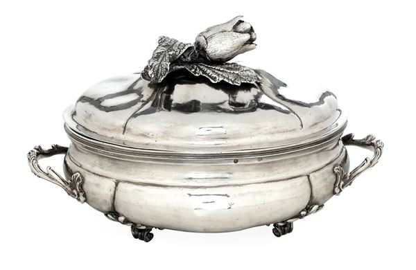 Rara zuppiera. Venezia, prima metà del XVIII secolo. Marchi dell'assaggiatore Zuanne Cottini (1712-1736) e dell'argentiere V.P. entro campo quadrato (documentato ma non identificato)