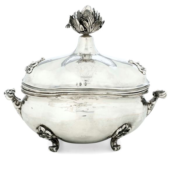 Importante zuppiera. Verona, 1750 ca. Marchio camerale della città di Verona e marchio dell'argentiere G S entro rettangolo (documentato ma non identificato). L'opera è accompagnata da una scheda tecnica del professor Piero Pazzi (Settembre 1999). Già collezione Conti Canossa, Verona. Già collezione Domenico Piva, Milano.