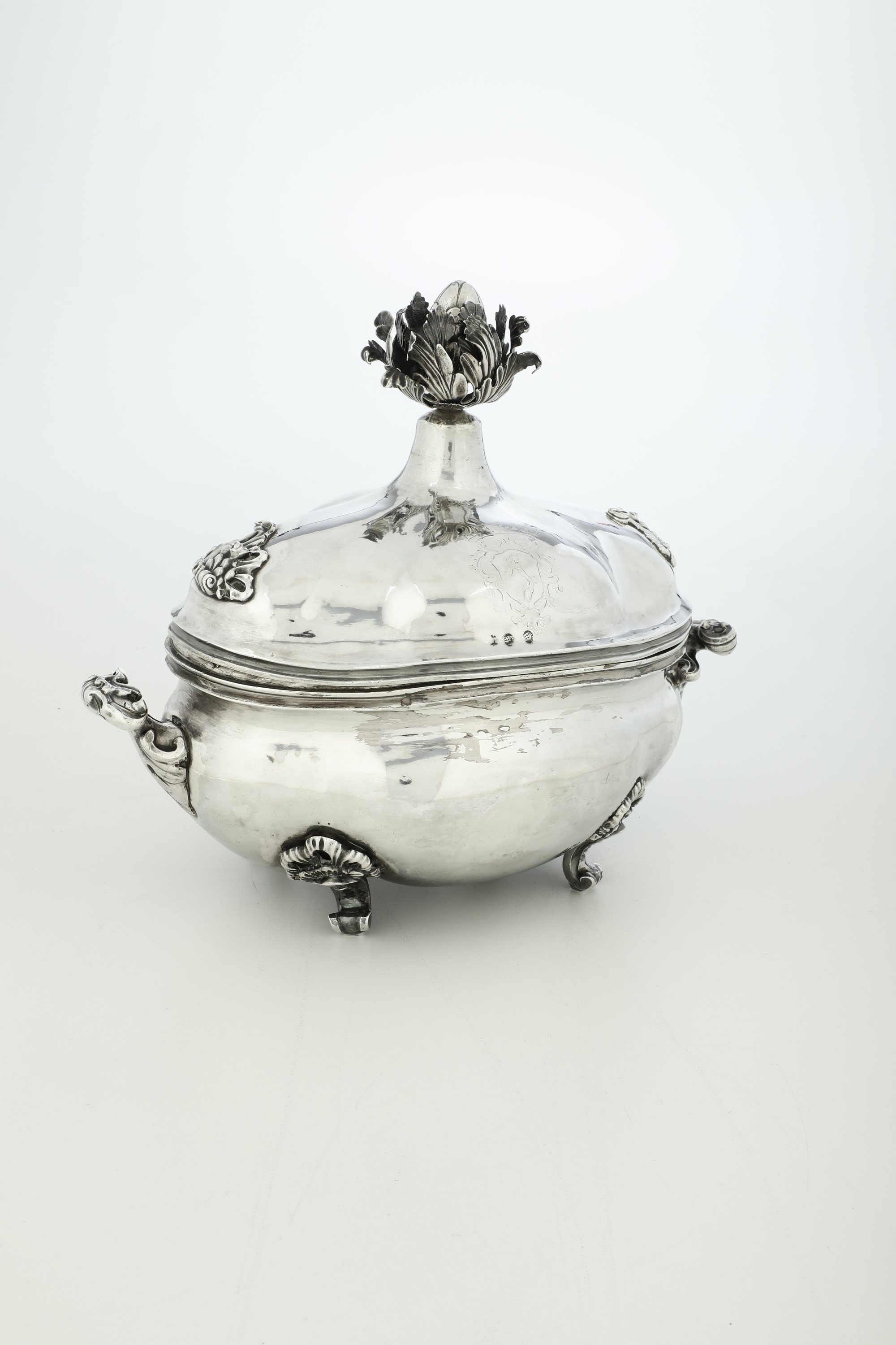 Verona (1750 ca.), Zuppiera in argento fuso, sbalzato e cesellato con coperchio a roccailles