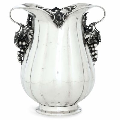 Argenteria artistica italiana del XX secolo, Vaso biansato in argento fuso sagomato e cesellato