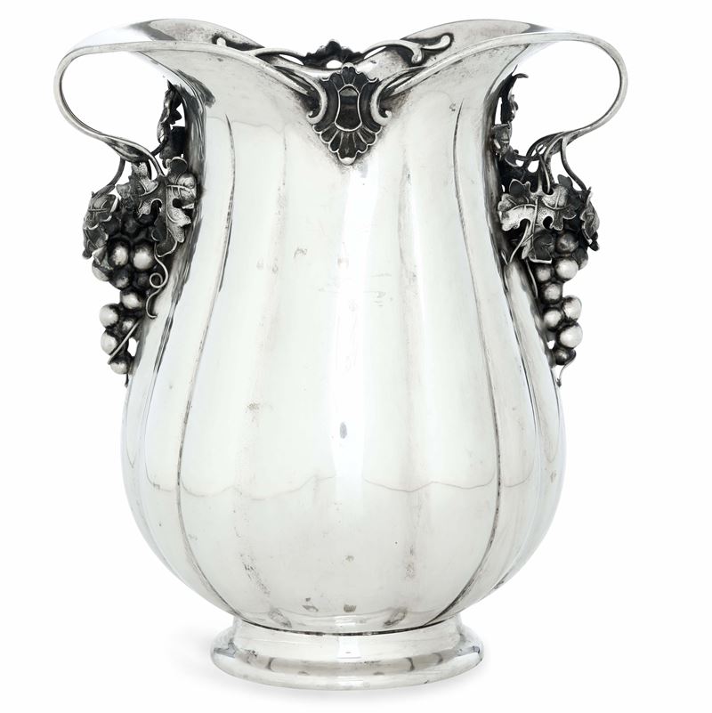 Vaso biansato. Argenteria artistica italiana del XX secolo (apparentemente privo di punzonatura)  - Auction Collectible Silverware | 20th Century - II - Cambi Casa d'Aste