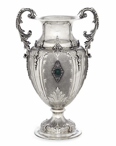 Carlo Lombardi, Vaso biansato in argento fuso sagomato, cesellato e pietra verde (XX secolo)