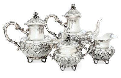 Argentiere Peruggia & C., Servizio da tè e caffè in argento fuso sagomato e cesellato, gusto neob...